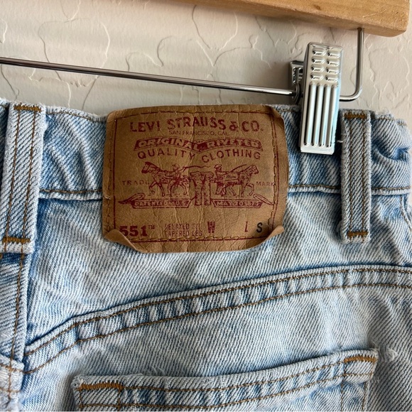 Vintage Levi's 551 Relaxed Fit Tapered Leg Light Wash Jean - Picture 5 of 11